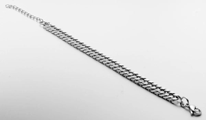 Detail van de stevige karabijnsluiting en verstelbare verlenging op de zilveren ketting