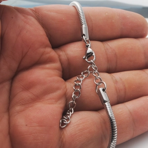 Détail du bracelet chaîne serpent argenté avec fermoir mousqueton et extension