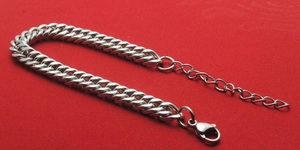 Gepolijste roestvrijstalen Cubaanse schakelarmband met karabijnsluiting en verstelbare ketting