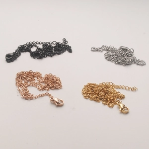 Detailansicht der Edelstahl-Halsketten in Gold, Schwarz, Silber und Roségold mit Karabiner