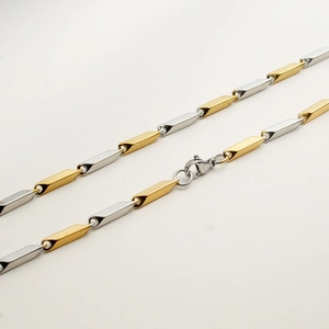 Zweifarbige Halskette aus Edelstahl in Gold und Silber mit geometrischen Gliedern und Karabinerschluss