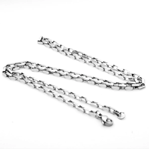 Vue détaillée du collier chaîne maille vénitienne en acier inoxydable poli avec fermoir