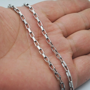 Collier chaîne boîte longue en acier inoxydable argenté pour homme tenu en main