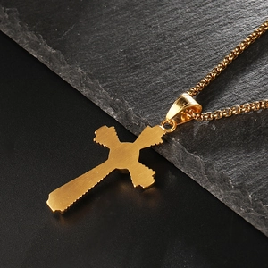 Collier croix en acier inoxydable doré avec bords torsadés et chaîne sur pierre