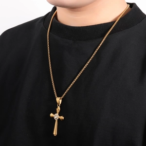 Collier pendentif croix dorée à texture spirale avec cristal étincelant pour hommes et femmes