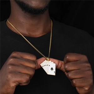 Κολιέ με μενταγιόν royal flush από χρυσό 18 καρατίων σε αλυσίδα από ανοξείδωτο ατσάλι