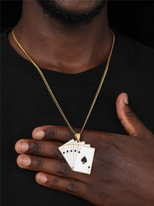 Λεπτομέρεια μενταγιόν τραπουλόχαρτα Royal Flush 18k χρυσό με αλυσίδα σε στυλ hip-hop