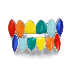Detalle macro del set grillz de esmalte arcoíris con base de plata pulida y circonitas