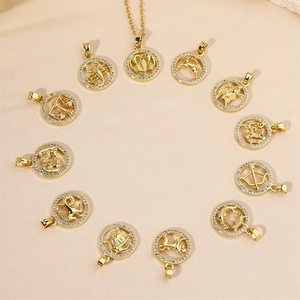 Coffret de 12 colliers avec pendentifs des signes du zodiaque en or et zircons