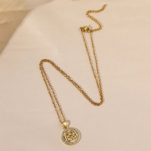 Collier signe Gémeaux en or avec pendentif cercle en zircone sur fond de soie