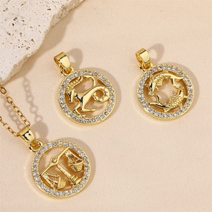 Détails macro des pendentifs zodiaque dorés avec incrustation de zircone sur tissu