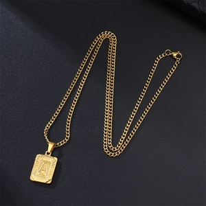 Vintage 18k goud vierkante alfabet hanger ketting met letter A op zwarte achtergrond