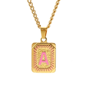 Detail van de 18k vergulde ketting met een rechthoekige roze emaille letter A hanger