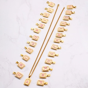 Complete set van 26 alfabet hangers met roze emaille op rechthoekige gouden bedeltjes