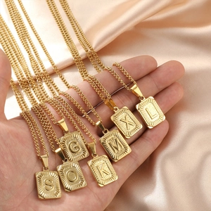 Vintage Roestvrij Stalen Initiaal Letter Ketting Vierkante Hanger Zonnestraal Textuur Voor Dames Goud Zilver Vergulde Sieraden Retro Curb Ketting Kettingen