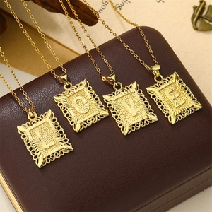 Collier Pendentif Initiale Alphabet en Cuivre Plaqué Or Vintage pour Hommes Femmes Pendentif Rectangulaire en Dentelle Évidée Bijoux