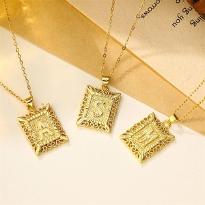Colliers dorés vintage avec pendentifs lettres A S M et détails de cadre floral embossé