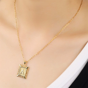 Collier chic en acier inoxydable doré avec pendentif rectangulaire lettre A pour femmes et hommes