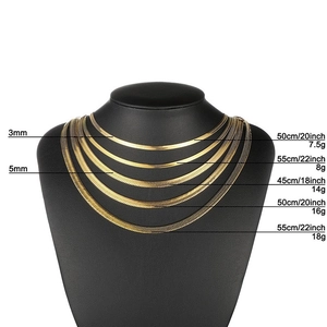 Detaillierter Vergleich der 3mm und 5mm goldenen Edelstahl Schlangenkette am Halsmodell