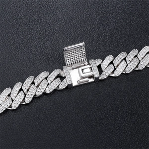 Silberne Kubanische Kette mit Zirkonia-Federverschluss auf schwarzem Leder