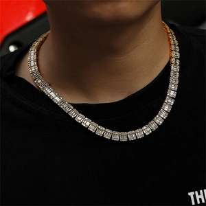 Detaillierte Nahaufnahme der Hip-Hop Goldkette mit Baguette-Schliff Zirkonia Steinen
