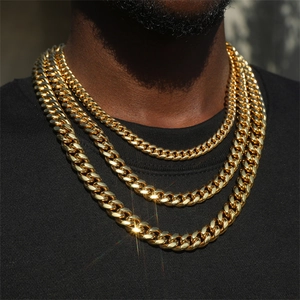 Primer plano de tres collares de cadena cubana dorada para hombre estilo miami hip hop