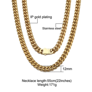 Detalle del collar de cadena cubana de acero inoxidable de 12mm con baño de oro 18k