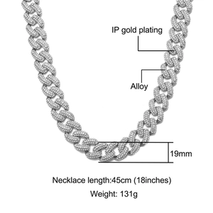Dettaglio della catena cubana hip hop 19mm con placcatura in oro IP e cristalli scintillanti