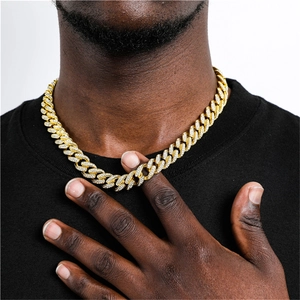 Dettaglio della catena cubana hip-hop dorata con zirconi indossata da un uomo
