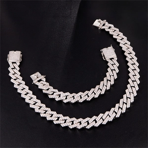 Detail van zilveren Cuban Link-ketting en armbandset met zirkonia-edelstenen