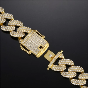 Collana a catena cubana dorata di lusso con strass scintillanti e chiusura di sicurezza