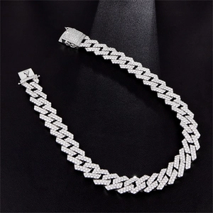 Detail van zilverkleurige Cubaanse schakelketting met zirkonia en veilige baksluiting