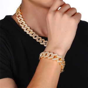 Detailopname van hiphop cubaanse kettingset met goudlaag en zirkonia versiering