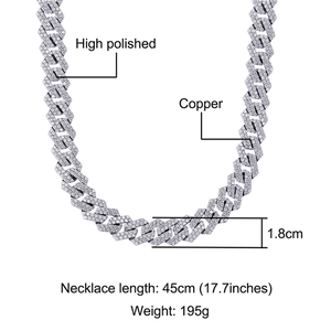 Macro-opname van gepolijste koperen Cuban link ketting, 1,8 cm breed en 45 cm lengte
