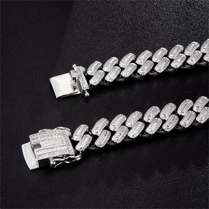 Detail van zilverkleurige Cubaanse ketting met baguette en rond geslepen zirkonia steen