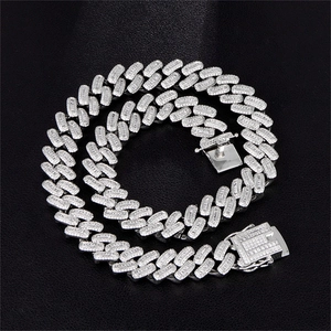 Macro-opname van hiphop Cuban link ketting met zirkonia stenen op zwart leer