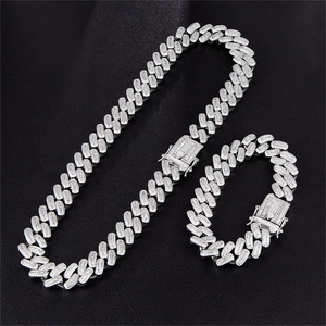 Macro-opname van de zilveren hiphop-Cubaanse kettingset met glinsterende strass op leer