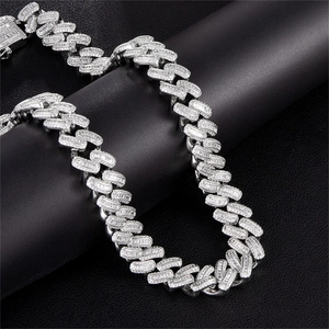 Detailopname van zilveren cuban link ketting met baguette en ronde kristallen hip-hop