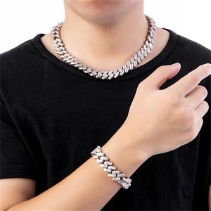 Detail van de zilveren Cubaanse schakelketting set met fonkelende zirkonia voor heren