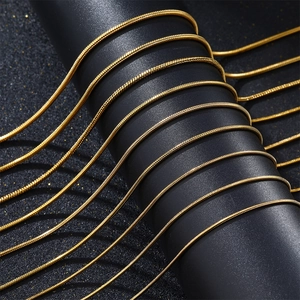 Macro-opname van een gepolijste gouden slangenketting met gladde metalen schakels