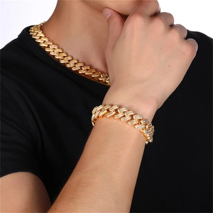 Gedetailleerd overzicht van de vergulde koperen Cubaanse ketting en armbandset met zirkonia