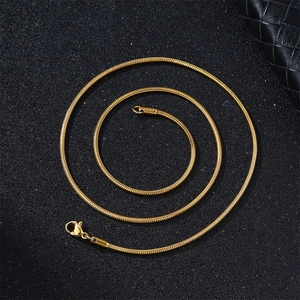 Gepolijste gouden roestvrijstalen slangenketting met karabijnsluiting op zwarte achtergrond