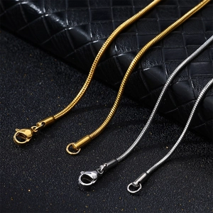 Elegante slangenkettingen in goud en zilver met karabijnsluiting voor heren en dames