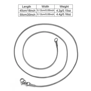 Maattabel voor roestvrijstalen slangenketting van 45cm en 50cm met een stevige karabijnsluiting