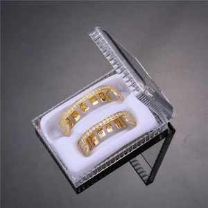 Detail van hiphop grillz met goudlaag en met zirkonia bezette uitgesneden sterren
