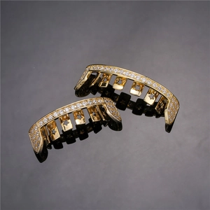 Macro detail van gouden hiphop grillz met zirkoonbezetting en stervormige uitsnijdingen