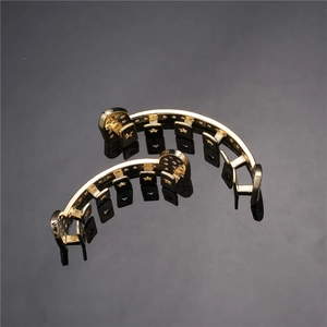 Macro-opname van hiphop grillz met gouden plating en glanzende witte zirkonia steentjes
