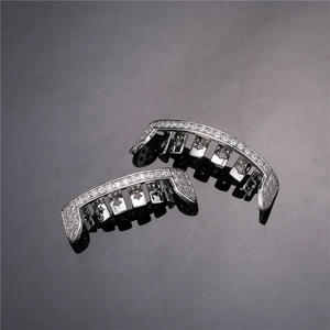 Detail van zilveren hiphop grillz met ingelegde zirkoon en ster-uitsparingen