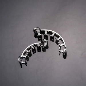 Macro-opname van zilveren hip-hop grillz met ijskoude micro-pave gezette zirkonia kristallen