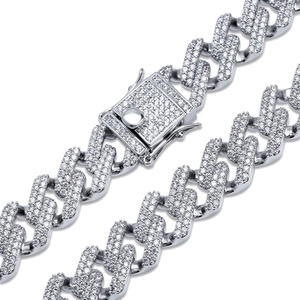 Makroaufnahme einer 14mm kubanischen Kette mit mikrogefassten Zirkonia-Steinen